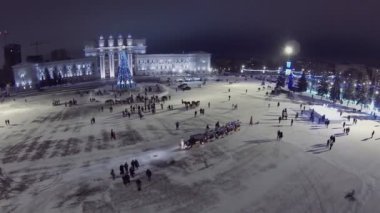 Tren Kuibyshev Meydanı'ndaki çocuklar sürmek