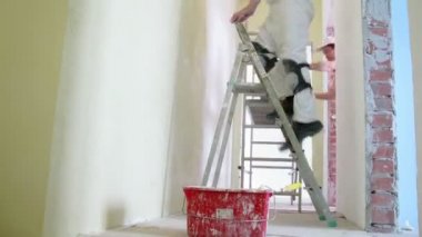 İki işçi dekoratif sıva yapmak 