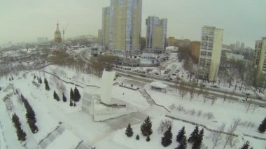 Kış günü şehir trafik.