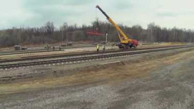 İnsanların vinç ile çalışma