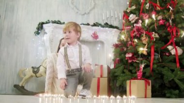 Çocuklar Noel ağacının etrafında hareket eder