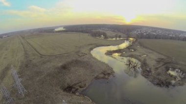 Güç hattı ile küçük nehir