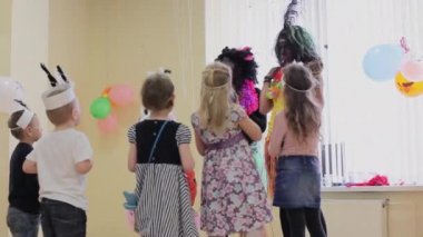 animatörler çocuklarla konuşmak