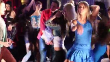 mutlu insanlar gece kulübünde dans