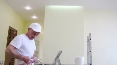 Worker to paint walls in white 