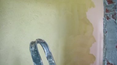 İki işçi dekoratif sıva yapmak 