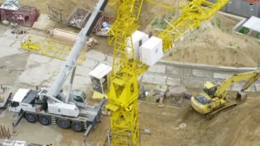 İşçi iş bir inşaat sitesinde