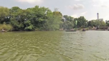 Central Park'ta kanal tekne turu.