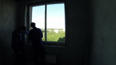 İki işçi çerçeveye monte edilir