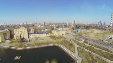 Küçük park su birikintisi yakın petrol rafinerisi ile