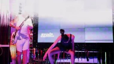 Gitarist ve şarkıcı performansını