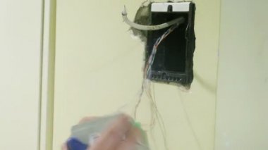 İşçi İnterkom bağlar.