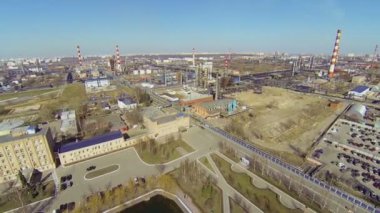 Petrol rafinerisi yakınındaki karayoluyla araba sürmek