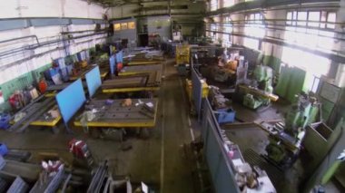 İşçi kesiminden tezgahlar arasında