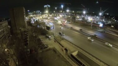Cityscape gece trafik ile