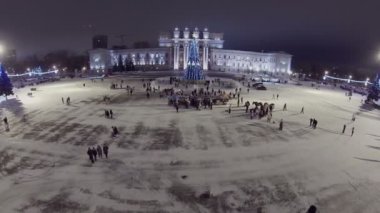 Kuibyshev Meydanı'ndaki insanlar yürüyüş