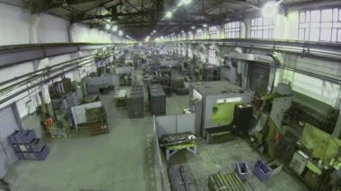 İşçi tarafından büyük atölye yürür