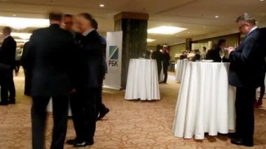 Şarap içme ve konuşmak insanlar