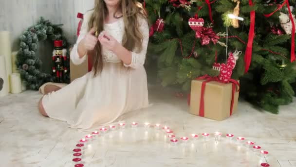 Ragazza luci candele — Video Stock