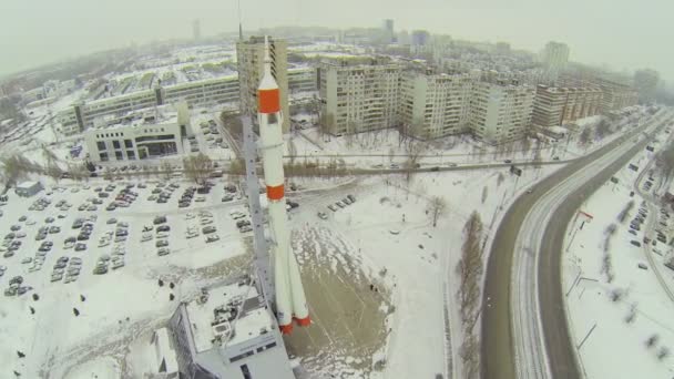 Paisaje urbano con monumento de cohete Soyuz — Vídeos de Stock