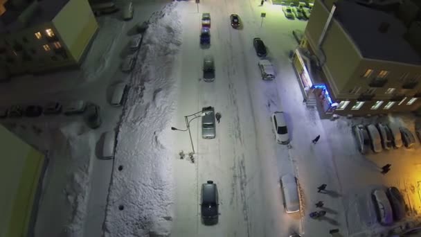 Gente caminando cerca de autos — Vídeo de stock