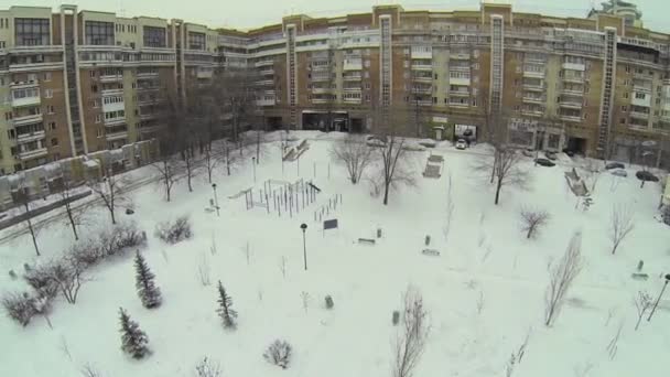 Snowbound tuin met speeltuin — Stockvideo