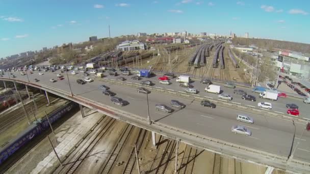 Verkeer op Ryzhskaya viaduct — Stockvideo