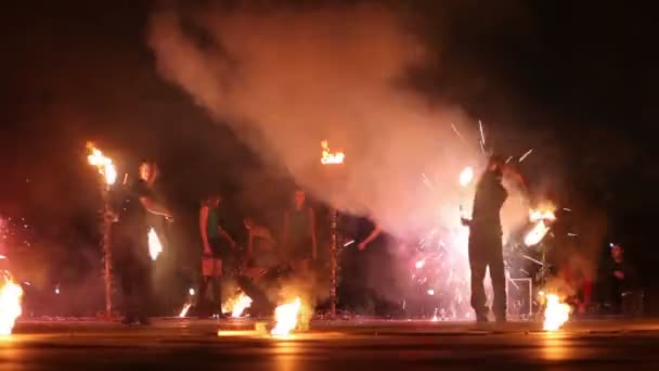 Ragazzi si muove sincronicamente ruotando pois in fiamme — Video Stock