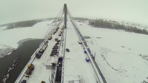 Auto e camion sul ponte a sospensione — Video Stock