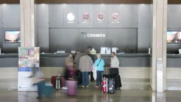 Turistas se encuentra en la recepción en el hotel Cosmos — Vídeos de Stock