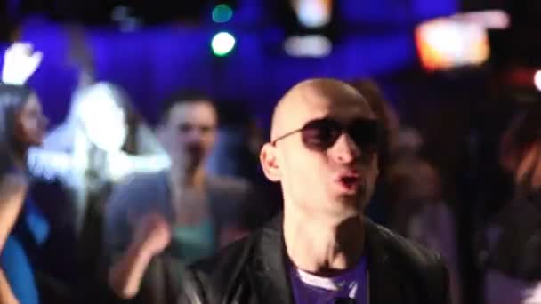 Bald man sings  in night club — Stock Video