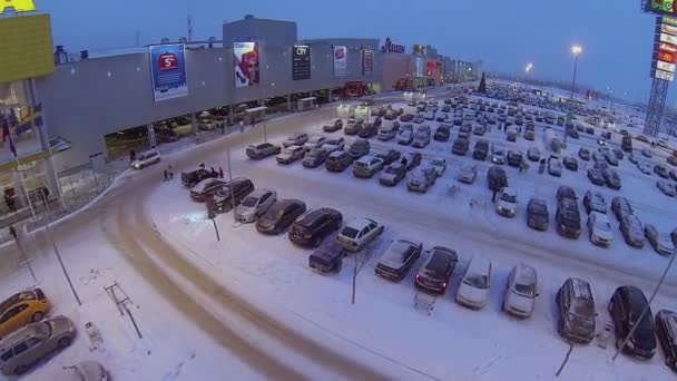 Carros de estacionamento perto do centro de comércio Mega — Vídeo de Stock