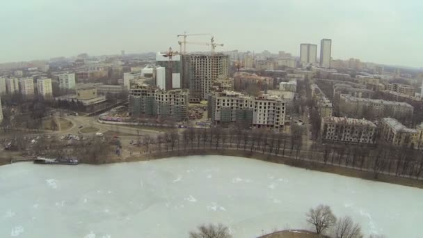 Міський транспорт на березі замороженому ставку — стокове відео