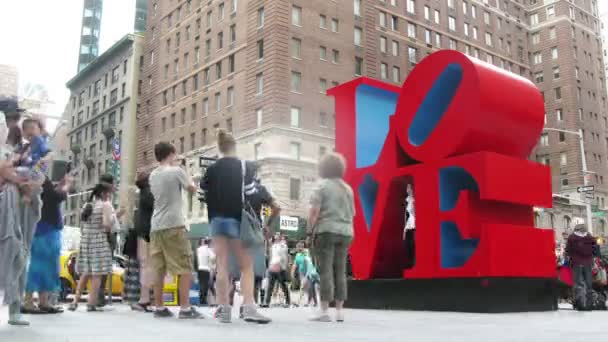 Gente fotografiada cerca del monumento al Amor — Vídeo de stock