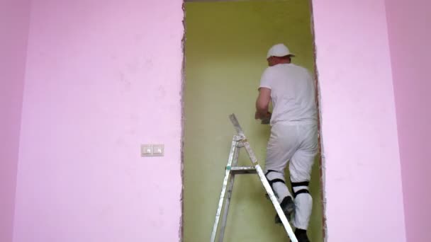 Worker make decorative plaster — Stock videók