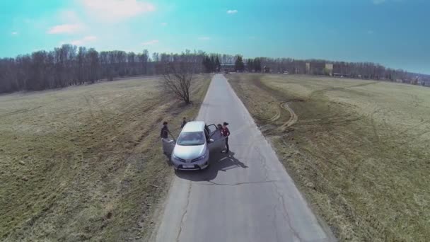 Família entrando no carro na estrada — Vídeo de Stock