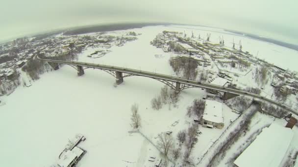 Città con traffico sul ponte autostradale — Video Stock