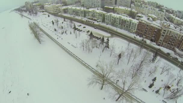 Traffico di auto su banchina di fiume congelato — Video Stock