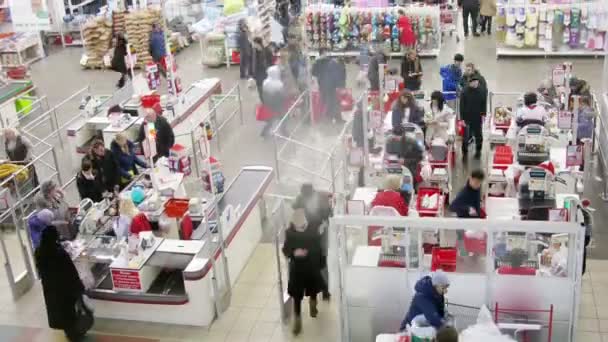 Folk betalar kassan vid köpcentret Auchan — Stockvideo