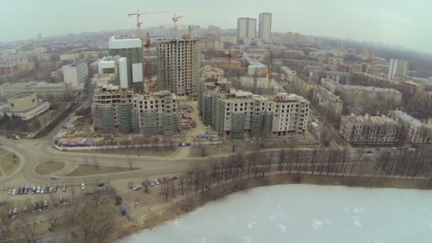 Trafic routier sur le rivage d'un étang glacé — Video