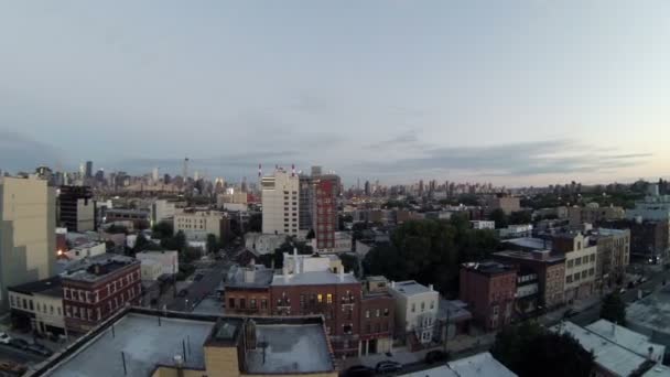 Stadtbild mit Wolkenkratzern im Hintergrund — Stockvideo