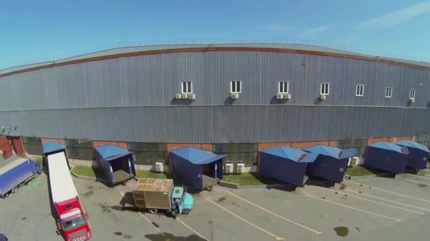 Vrachtwagen bij het laden bij Gate of Warehouse — Stockvideo