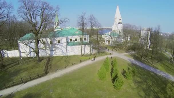 Kompleks w Muzeum rezerwat Kolomenskoe można jeździć — Wideo stockowe