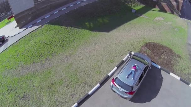 Little girl on car roof — Stock Video