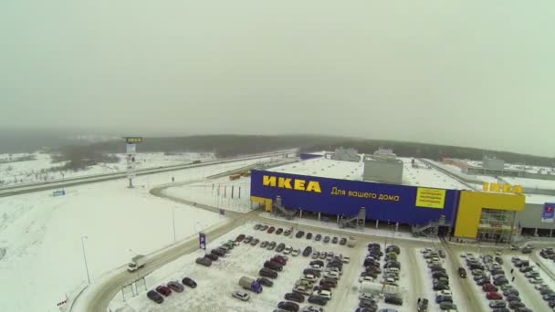 Wegverkeer dichtbij familie winkel Ikea — Stockvideo