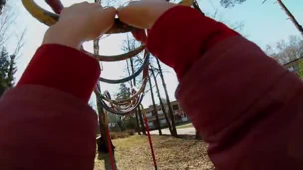 Kız metal konstrüksiyon üzerinde asılı — Stok video