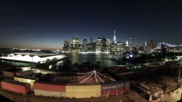 Manhattan skyline por la noche — Vídeos de Stock