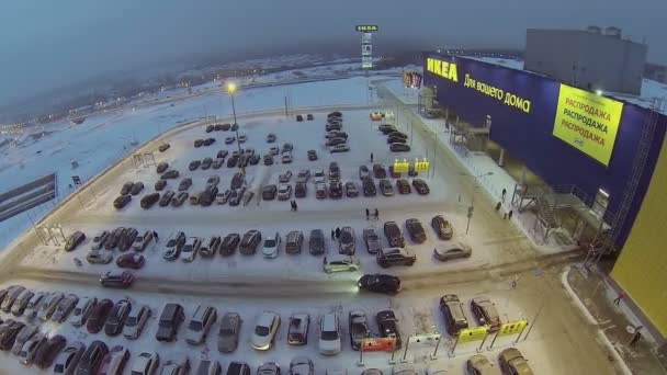 Carros de estacionamento perto de superstore IKEA — Vídeo de Stock