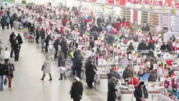 Klanten kopen producten bij de kassa in Auchan. — Stockvideo