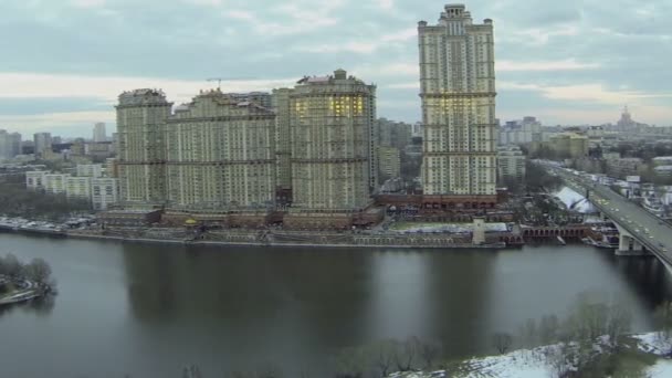 Paisaje urbano con tráfico en puente — Vídeo de stock